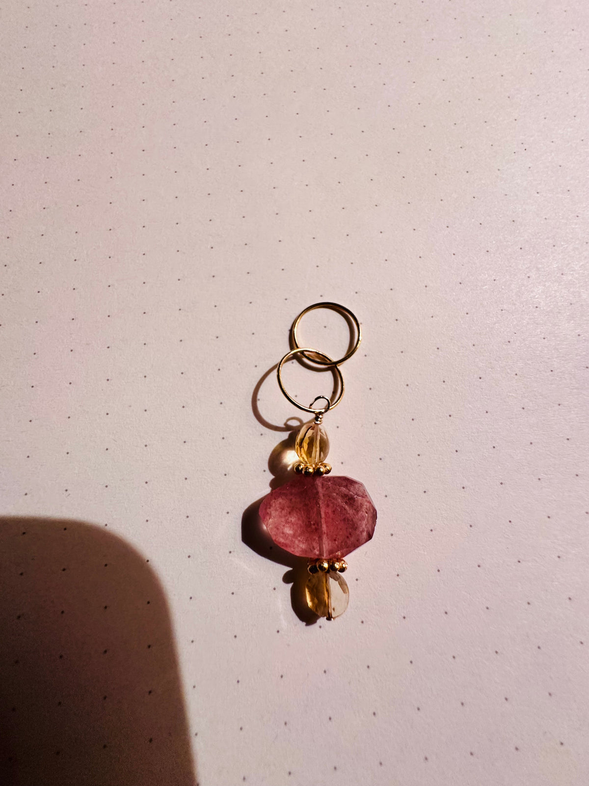 Charm gold Cuarzo fresa